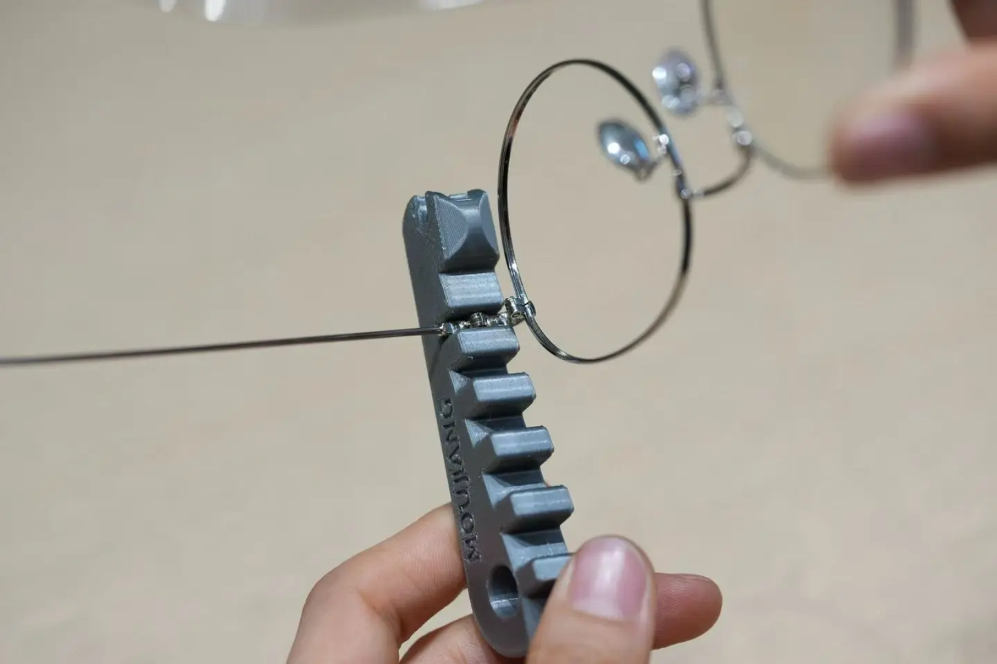 🛠️ أداة تعديل ومحاذاة أذرع النظارات الاحترافية (Safe-Bend Tool)